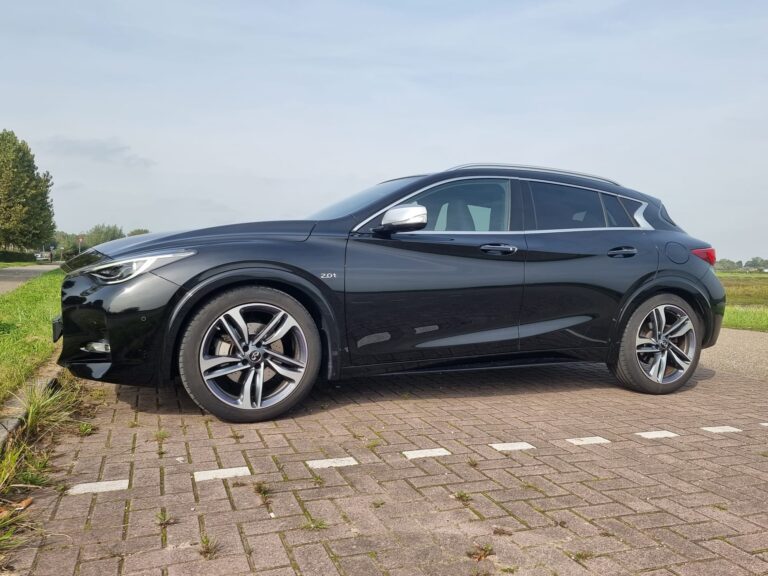 INFINITI – Q30