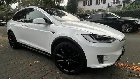 TESLA – MODEL X