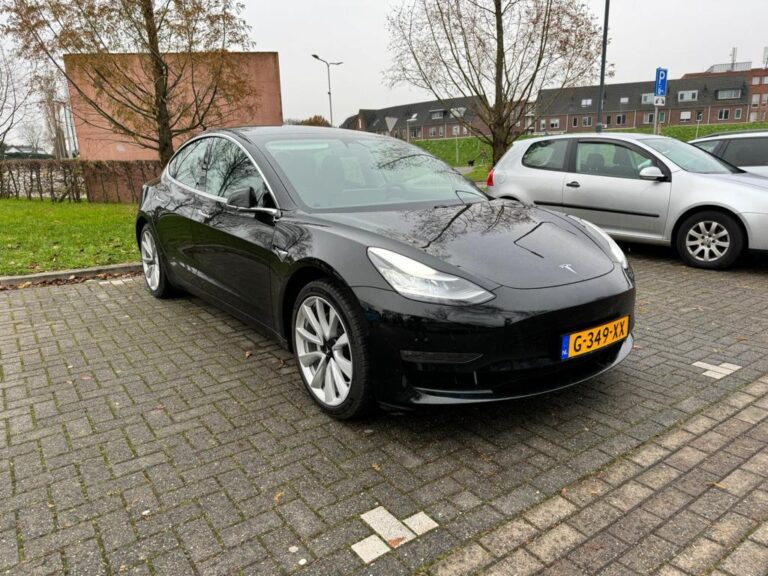 TESLA – MODEL 3