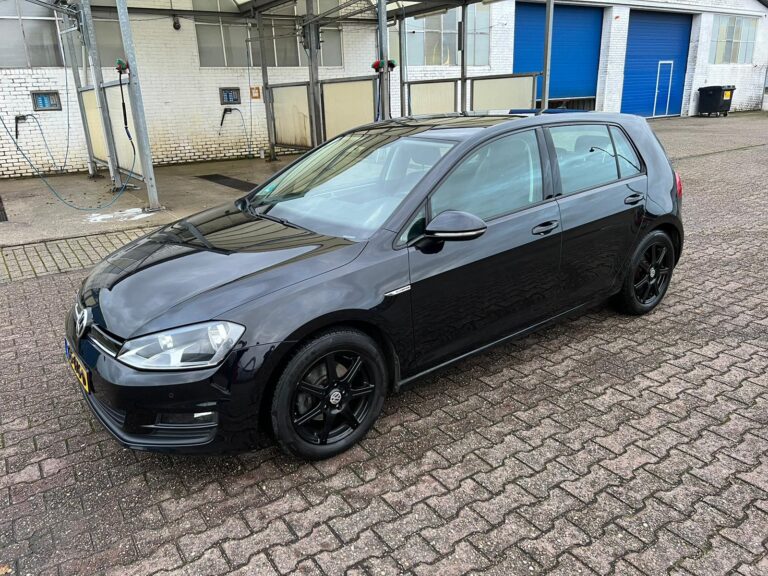 VOLKSWAGEN – GOLF