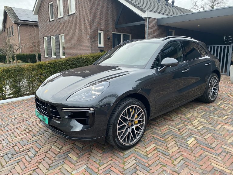 PORSCHE – MACAN TURBO