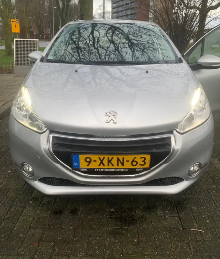 PEUGEOT – 208