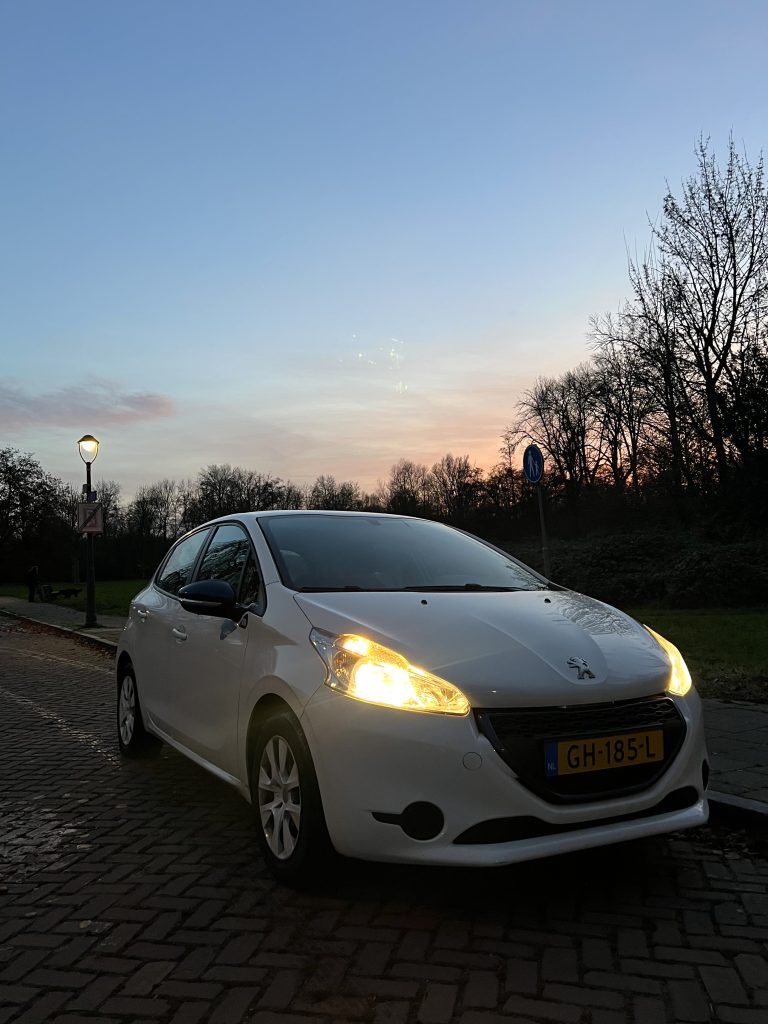 PEUGEOT – 208