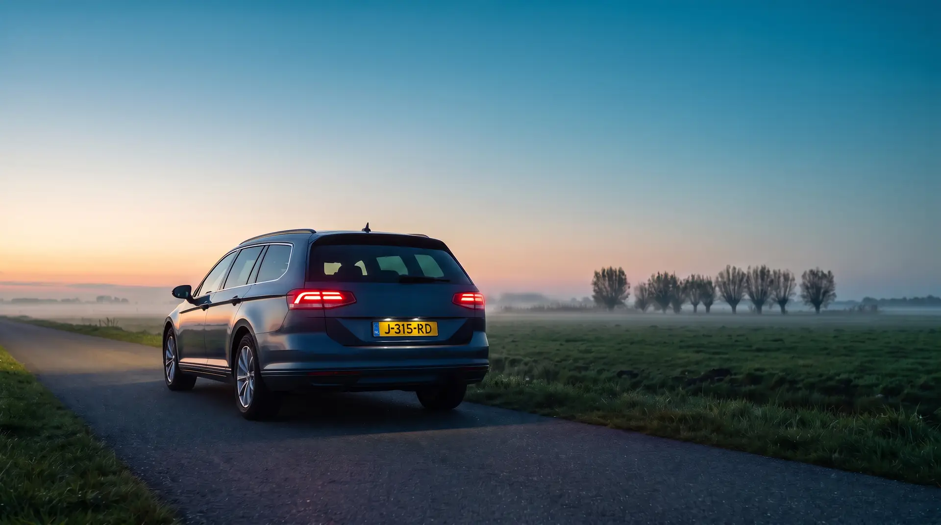 Sfeerbeeld gemaakt met AI: dezelfde stationwagen van achteren op de polderweg bij schemering, achterlichten aan