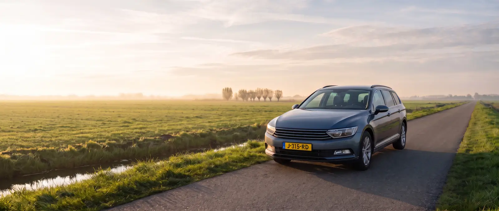 Sfeerbeeld gemaakt met AI: blauwgrijze stationwagen op een smalle polderweg bij zonsopgang, met weilanden en een sloot